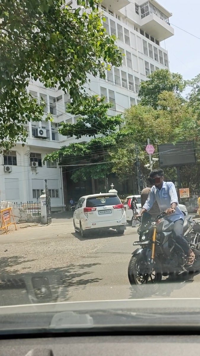 venky1973's tweet photo. @ChennaiTraffic @cctpolice wrong side driving at Saidapet turning after bridge https://t.co/utC4rwWYyD