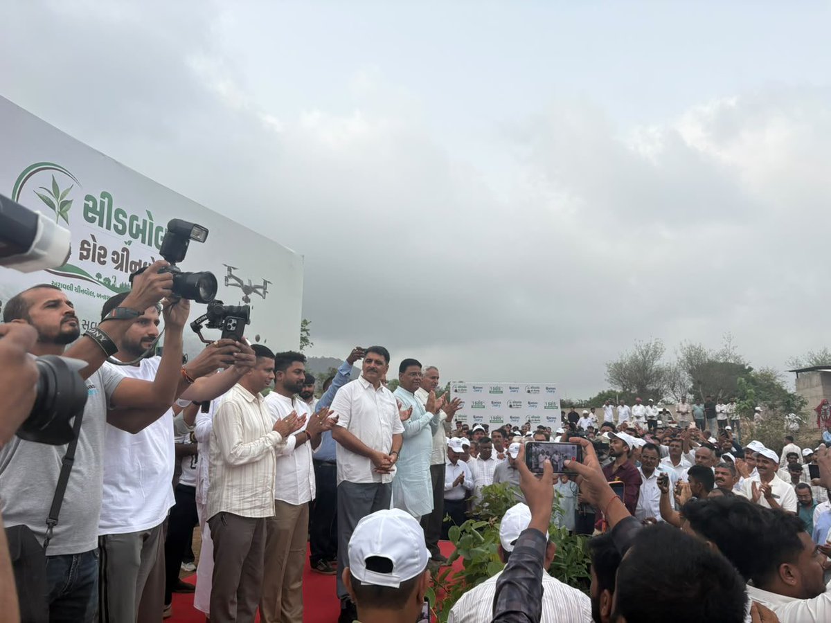 swarupthakorbjp's tweet photo. પ્રકૃતિનું સંરક્ષણ એ જ ઉજ્જવળ ભવિષ્યનું નિર્માણ. 🌱🌳

બનાસ ડેરી દ્વારા બનાસકાંઠાને હરિયાળો બનાવવાના સંકલ્પ સાથે સતત છઠ્ઠા વર્ષે આયોજિત "Seed Ball for Green Wall – Seed Ball for All" અભિયાનમાં ગુજરાત વિધાનસભાના માનનીય અધ્યક્ષશ્રી @ChaudhryShankar સાથે ઉપસ્થિત રહી વૃક્ષારોપણ અને પર્યાવરણ સંરક્ષણના આ ઉમદા અભિયાનમાં સહભાગી બનવાનો અવસર મળ્યો.

આ અભિયાનમાં મોટી સંખ્યામાં કાર્યકર્તાઓ ઉત્સાહભેર જોડાયા અને પર્યાવરણ સંરક્ષણના સંકલ્પને વધુ મજબૂત બનાવ્યો. સૌના સહયોગથી હરિયાળા બનાસકાંઠા અને સ્વચ્છ પર્યાવરણના નિર્માણ માટે મહત્વપૂર્ણ યોગદાન મળ્યું.

ચાલો, એક સીડબોલથી હરિયાળા આવતીકાલનું બીજ વાવીએ.