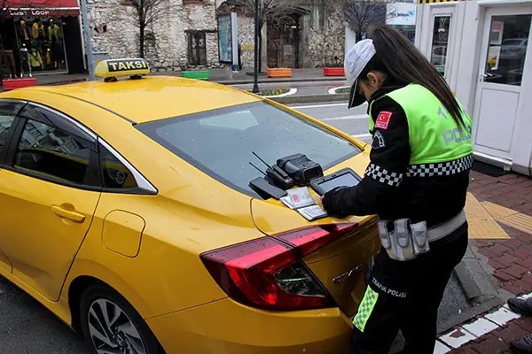 PiyasaTturkiye's tweet photo. #ARDYZ ARD Bilişim, trafik cezalarından gelir elde edecek.

📍ARD Bilişim, Hatay Elektronik Denetleme Sistemi (EDS) projesini devreye alarak işletmeye başladı.

📍Şirket, trafik cezalarından gelir paylaşımı modeliyle 15 yıl gelir elde edecek. https://t.co/6igoOQiSOq