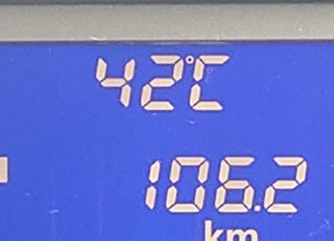 teru32020's tweet photo. 頼む！
故障だと言ってくれ😨
42℃って😣

#そりゃー暑いわ https://t.co/qEDf0NHEz3