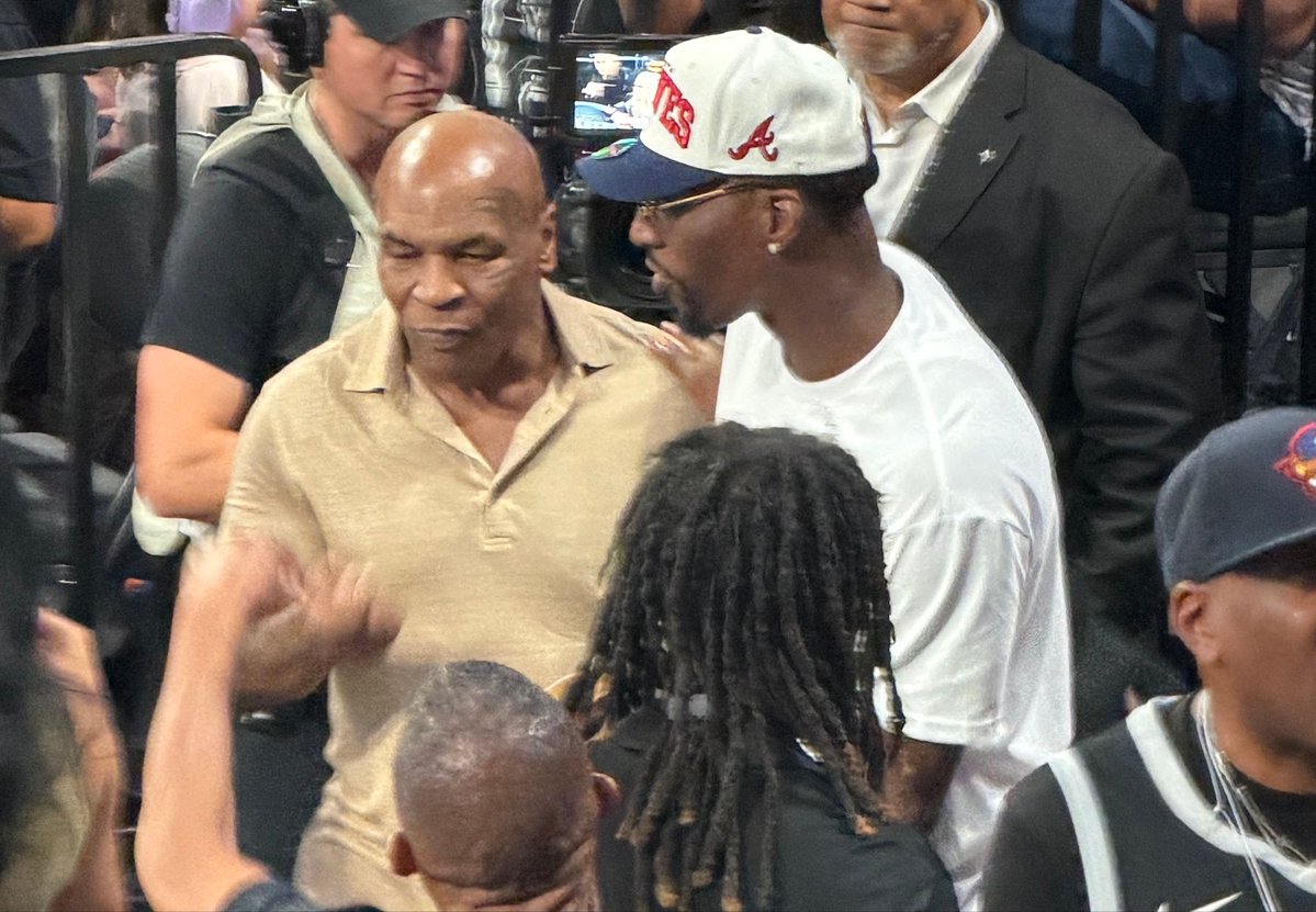 TrashTalk_fr's tweet photo. Deux jours après avoir cogné Tyler Herro, Bam Adebayo a croisé... Mike Tyson à Las Vegas.

Jsuis mort 😭😭😭

 (📸 @MarcJSpears) https://t.co/JQobLDHYD3