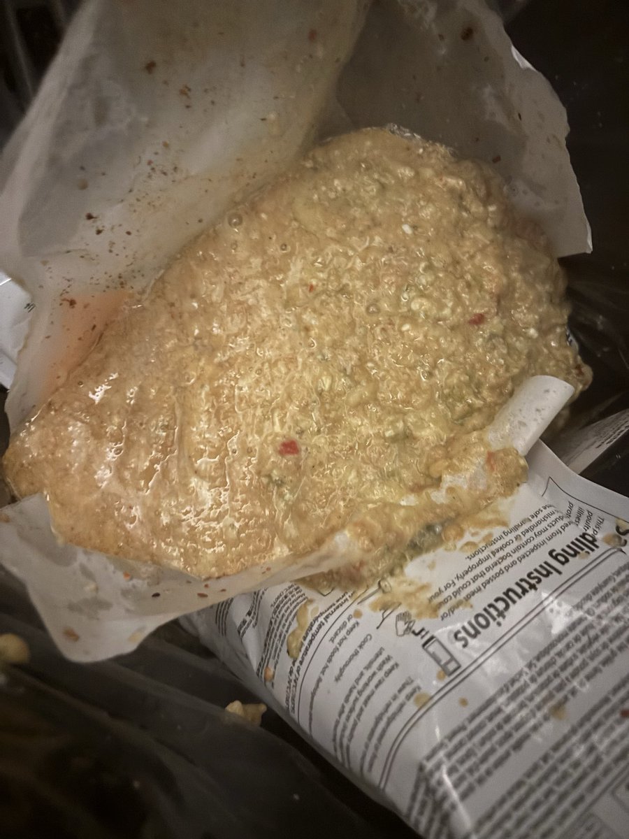 1462081127Gray's tweet photo. 我现在宣布 面有关的食物真的是最好吐的
吐得我下午吃的包菜和魔芋丝都吐出来了😅
吐得我现在都饿了😅

吐在垃圾桶里本来想把立即拿出去扔了结果发现室友睡觉了不敢开门怕吵着他只能跟呕吐物垃圾桶睡一晚了求放过😅 https://t.co/gqEX7990io