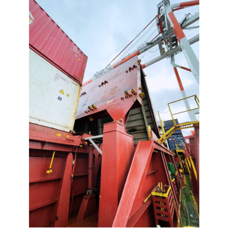 kmtcjapan's tweet photo. 九州新ルート「JKW4」は、300TEUから700TEUへ本船をサイズアップ⤴🚢✨ 

その「JI XIAN」の【マクレガー式】ハッチカバーが開く貴重な場面をお届け！📸

巨大なパネルを油圧システムで折りたたまれながら開く仕組みなんです👀✨

代理店の皆様、撮影ご協力ありがとうございます🙇

＃KMTC　＃JKW4 https://t.co/zGC9sGZAmk