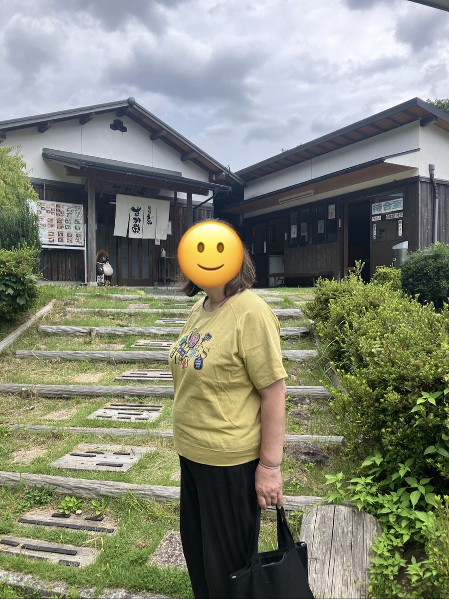 turedure164's tweet photo. 今��の仕事は少しだけきつかった💦
落語会もひとつ終わりやっと一息まさに忙中閑あり
久しぶりに南丹市の讃岐うどんのさか栄さんにお邪魔しました
平日はスイスイ入店^_^ｖ
私は
天ぷらうどんに卵かけご飯をセットに
つれあいは
天丼セット
をそれぞれ注文
京都縦貫道千代川インターから篠山方面へ20分
少し時間がかかりますが、それだけのお値打ちがあると思います