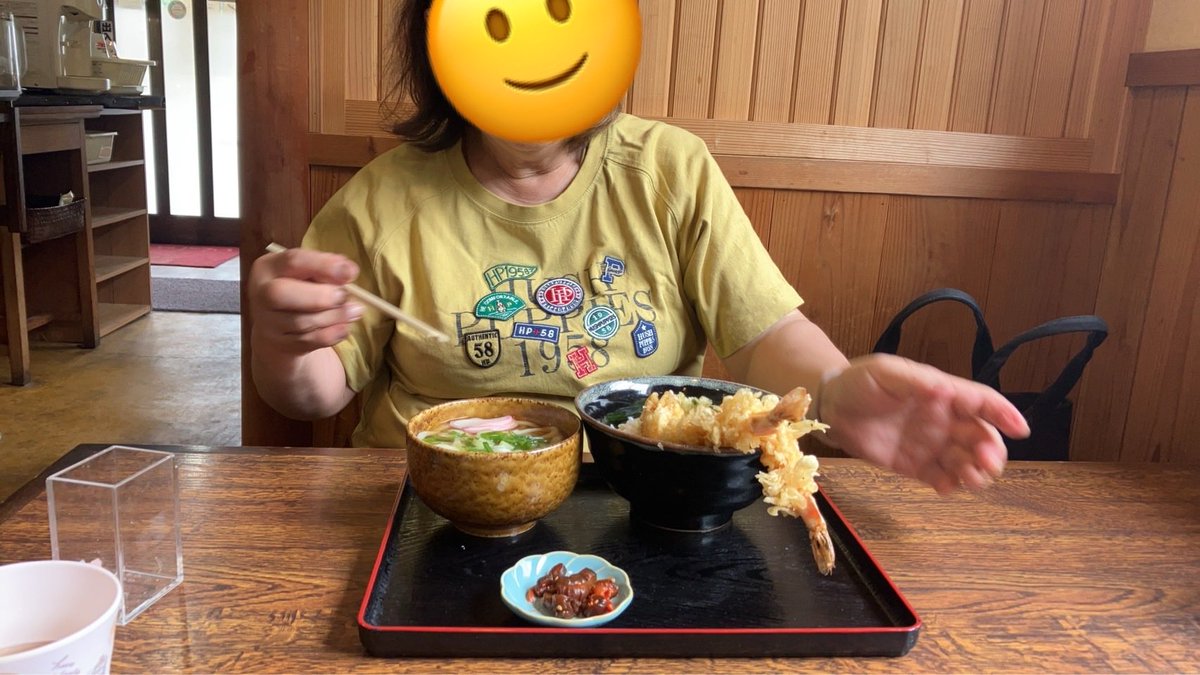 turedure164's tweet photo. 今��の仕事は少しだけきつかった💦
落語会もひとつ終わりやっと一息まさに忙中閑あり
久しぶりに南丹市の讃岐うどんのさか栄さんにお邪魔しました
平日はスイスイ入店^_^ｖ
私は
天ぷらうどんに卵かけご飯をセットに
つれあいは
天丼セット
をそれぞれ注文
京都縦貫道千代川インターから篠山方面へ20分
少し時間がかかりますが、それだけのお値打ちがあると思います