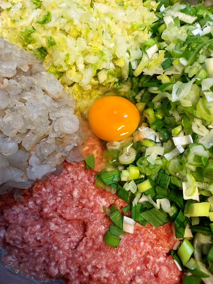 xiaomin0619's tweet photo. 今日の賄い🍜
自分で作った味玉ラーメン🥚🍜

明日火曜日から自分の手作りワンタン数量限定で販売いたします！（豚ひき肉と白菜、ニラ、えび）３個360円、写真は6個入り🍜
なくなり次第終了となります❗️
是非ラーメンにトッピングで🍜

今日からキャッシュレス決済できるようになりました‼️🍜
現金は今まで通り食券機で、キャッシュレスはお席にあるQRコードから注文できます🍜

よろしくお願いします🙏

#ラーメン
#GYUTON
#数量限定ワンタン