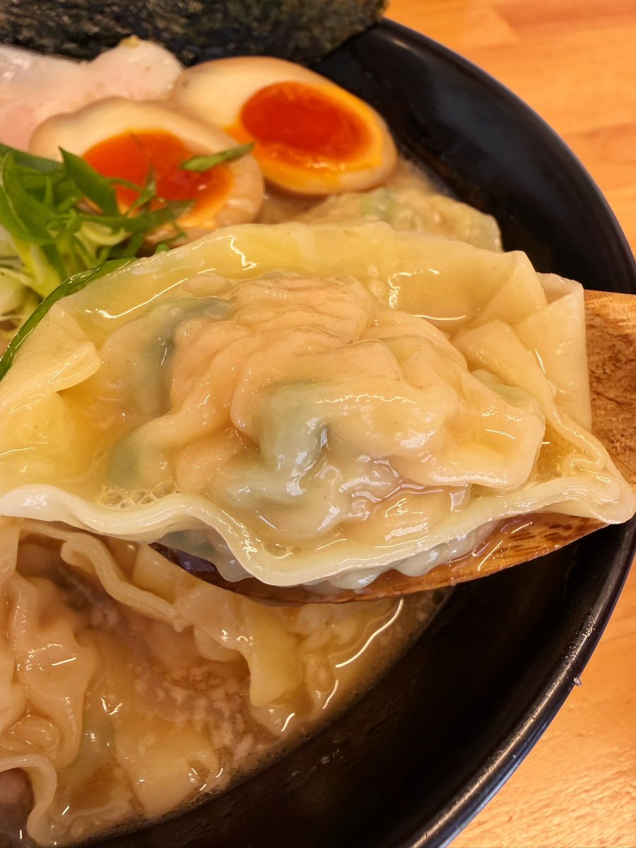 xiaomin0619's tweet photo. 今日の賄い🍜
自分で作った味玉ラーメン🥚🍜

明日火曜日から自分の手作りワンタン数量限定で販売いたします！（豚ひき肉と白菜、ニラ、えび）３個360円、写真は6個入り🍜
なくなり次第終了となります❗️
是非ラーメンにトッピングで🍜

今日からキャッシュレス決済できるようになりました‼️🍜
現金は今まで通り食券機で、キャッシュレスはお席にあるQRコードから注文できます🍜

よろしくお願いします🙏

#ラーメン
#GYUTON
#数量限定ワンタン