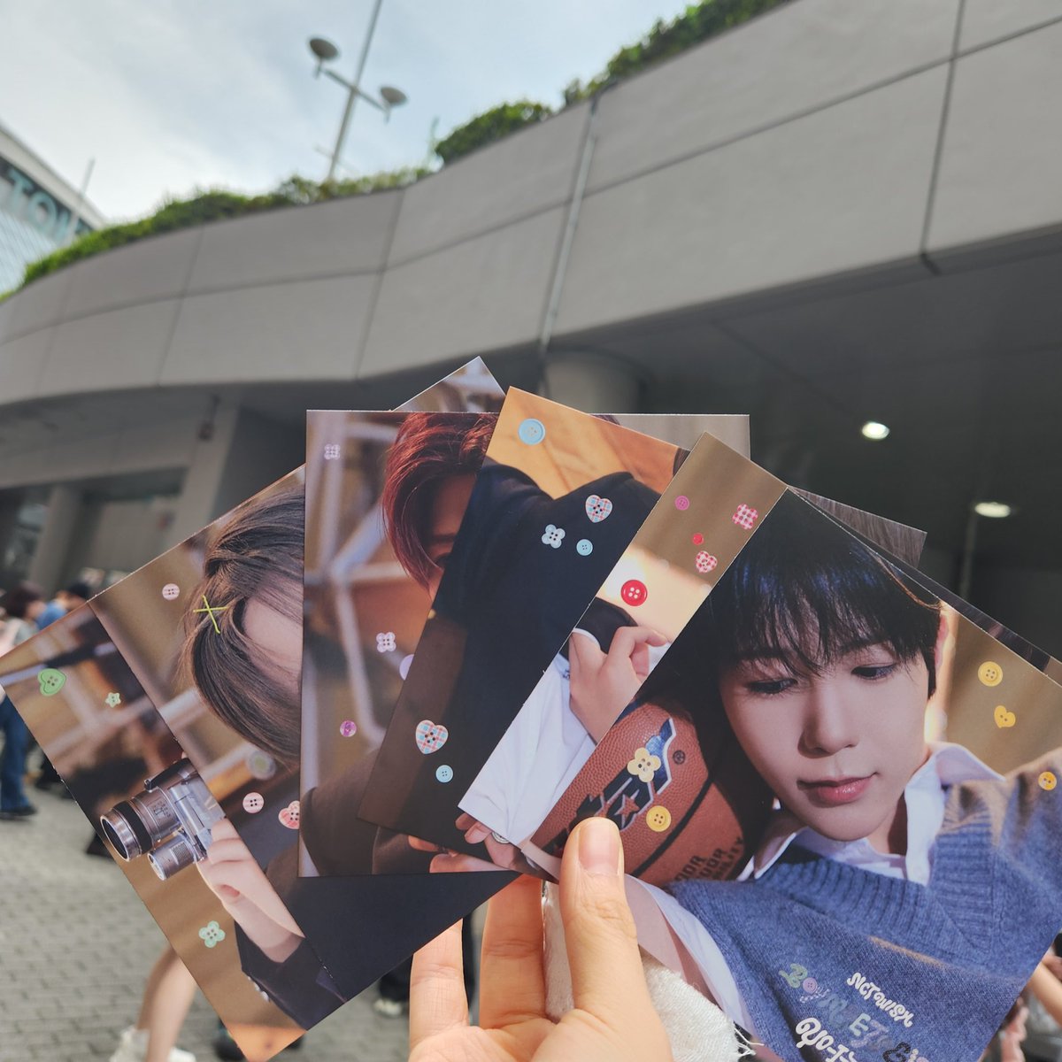 stop_xcx's tweet photo. 위시 전달회 후기 :  썩꺼져회
5초?만에 끝난듯 
끝나고 나오는데 손떨림 진심 개잘생김
감사합니다하고 밪았는데 재희 눈 살짝 커짐 귀엽다 하아니 진심 다들 팬싸 어예 다니시는거냐 심장 떨려죽을뻔 미모가 이세계사람아님진짜 가까이에 있는데도 안믿김 걍 진짜 안믿김 https://t.co/v2qZcizmJP