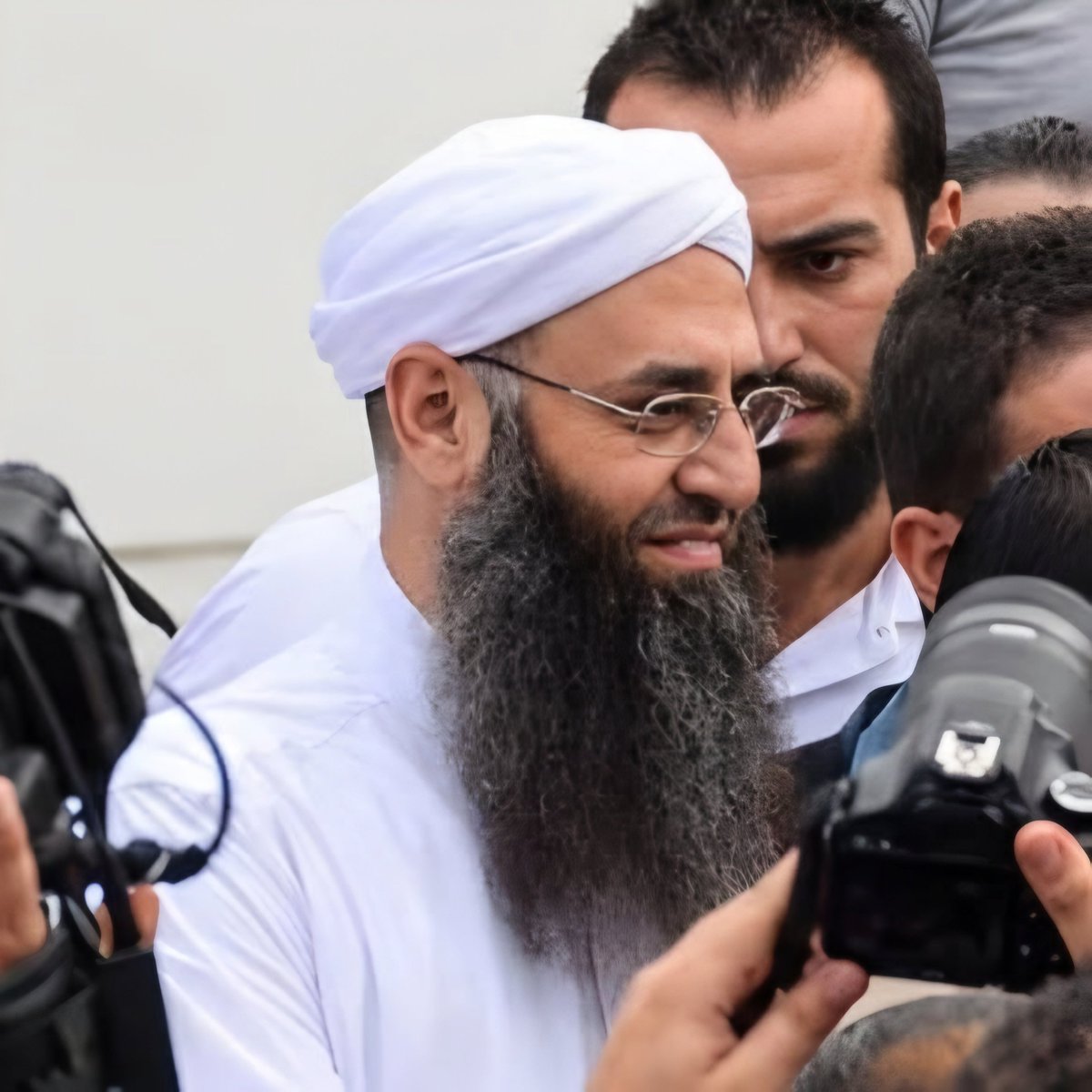 khaledbobbo's tweet photo. بتزيدوا سنين بتنقصوا سنين بترفعوا قوانين وبتنزلوها هيدي اللغة ما منفهمها نحنا!!
منفهم لغة واحدة فقط لا غير !!
الشيخ احمد الأسير بده يطلع يعني بده يطلع!!
وشكلين ما منحكي!!
ويا دار ما دخلك شر... https://t.co/KYGBr2b5MD