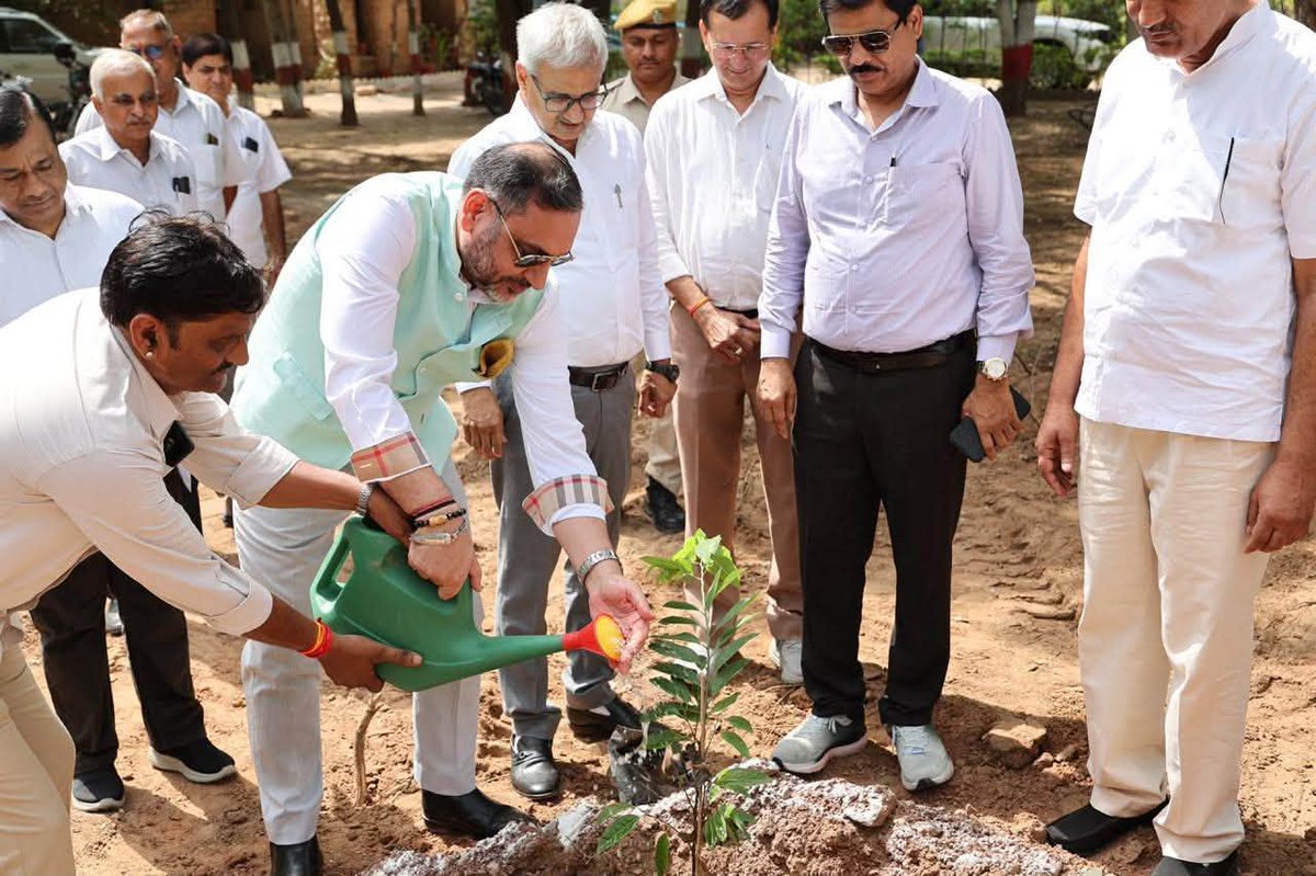 ParikshatManhas's tweet photo. सीईसी निदेशक प्रो. परिक्षितसिंह मनहास ने ईएमएमआरसी को दिए डिजिटल शिक्षा के विस्तार के मंत्र , 15वीं बोर्ड ऑफ मैनेजमेंट बैठक में गुणवत्तापूर्ण ई-कंटेंट, मूक पाठ्यक्रम और व्यास चैनल के लिए प्रोडक्शन बढ़ाने पर दिया जोर I #CEC #UGC #EMMRC #ViksitBharat https://t.co/BMHwcN9OxA