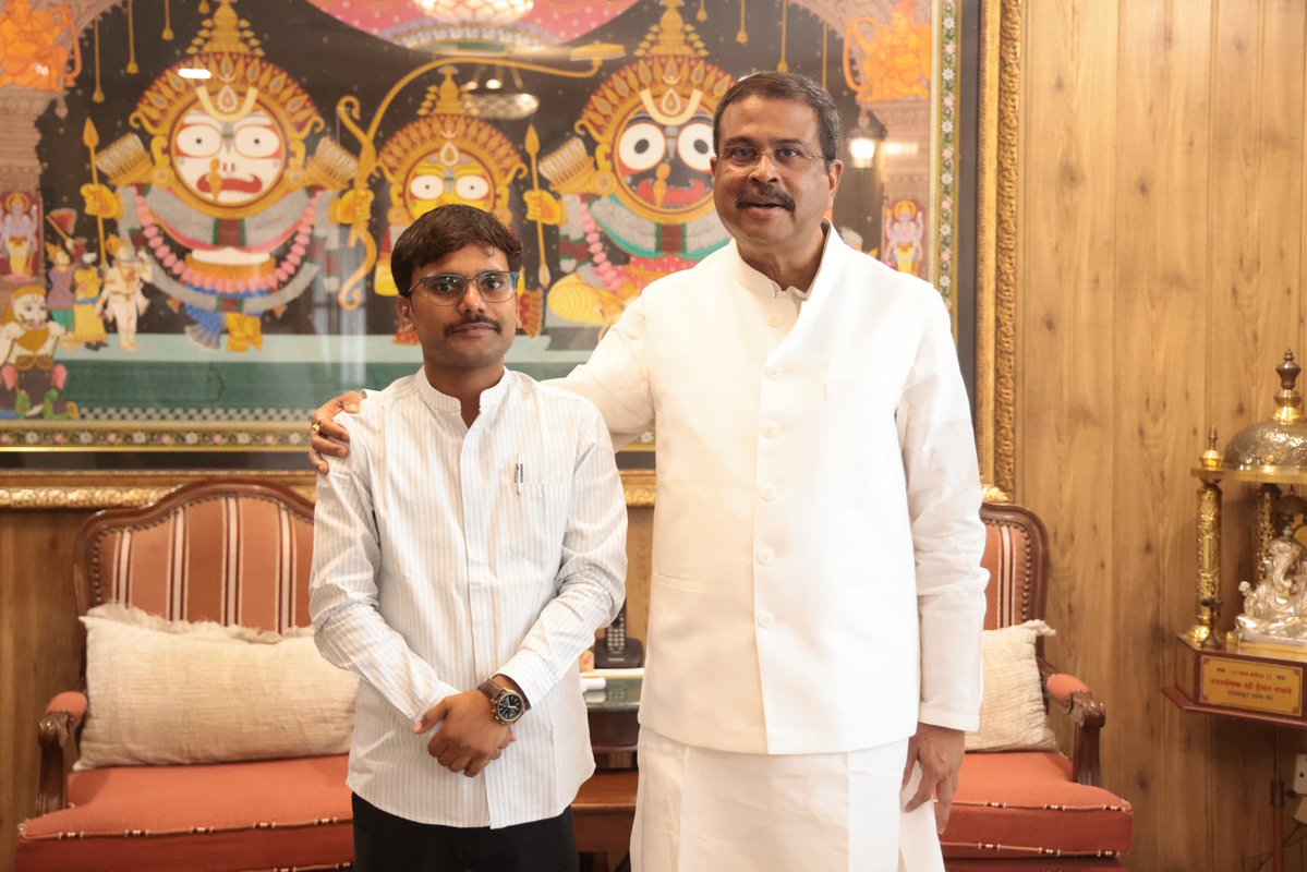 AkashKhatikBJP's tweet photo. आज दिल्ली में भारत सरकार के मा. केंद्रीय शिक्षा मंत्री, आदरणीय श्री धर्मेंद्र प्रधान जी से भेंट करने का सुखद अवसर मिला।

इस शिष्टाचार मुलाकात के दौरान आदरणीय भाई साहब का स्नेहिल मार्गदर्शन प्राप्त हुआ।

#DharmendraPradhan @dpradhanbjp https://t.co/6IfwkeFYnt
