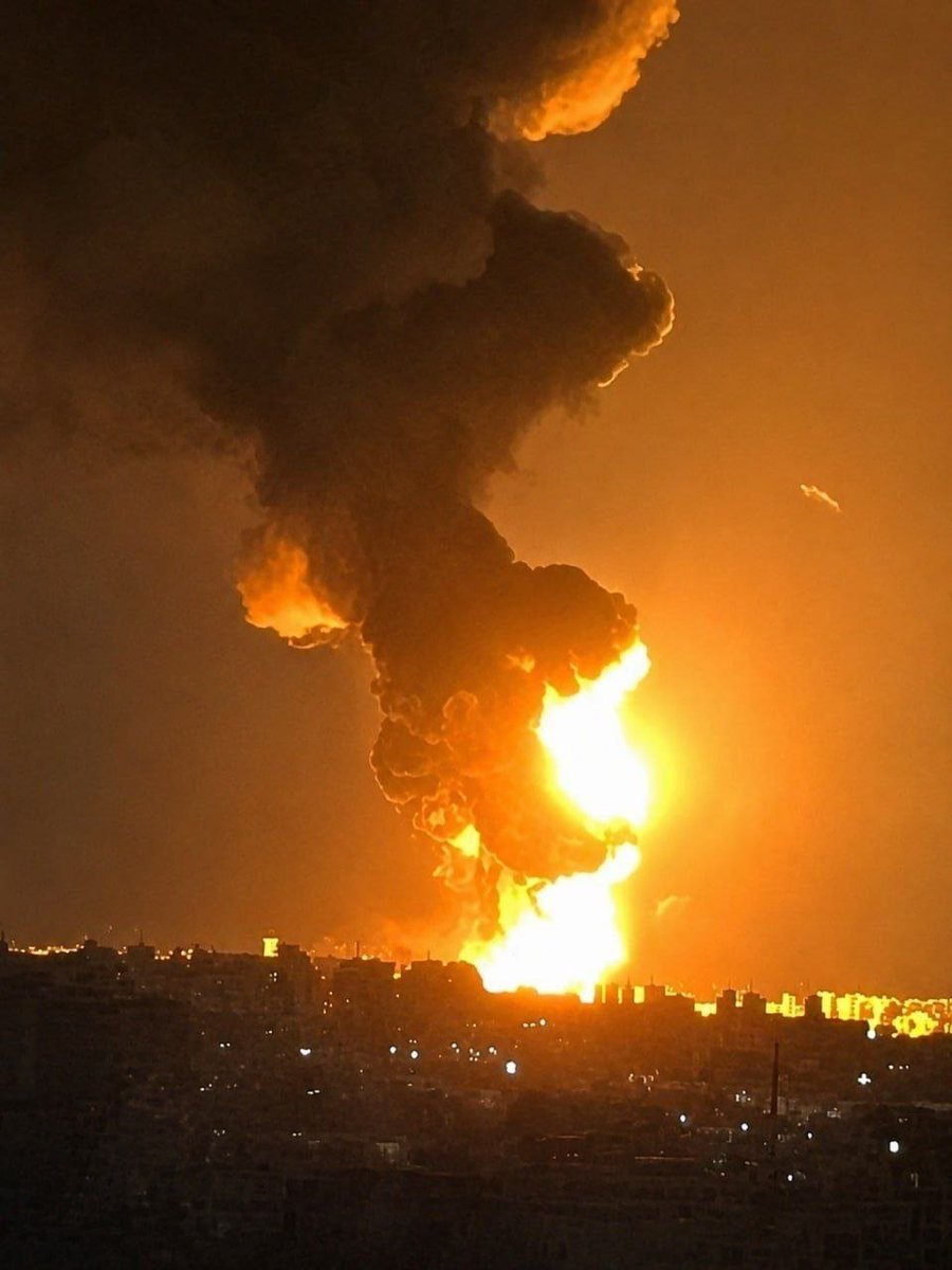 Heroiam_Slava's tweet photo. Oil refinery in Stavropol is on fire. https://t.co/6rSUkuGDjd