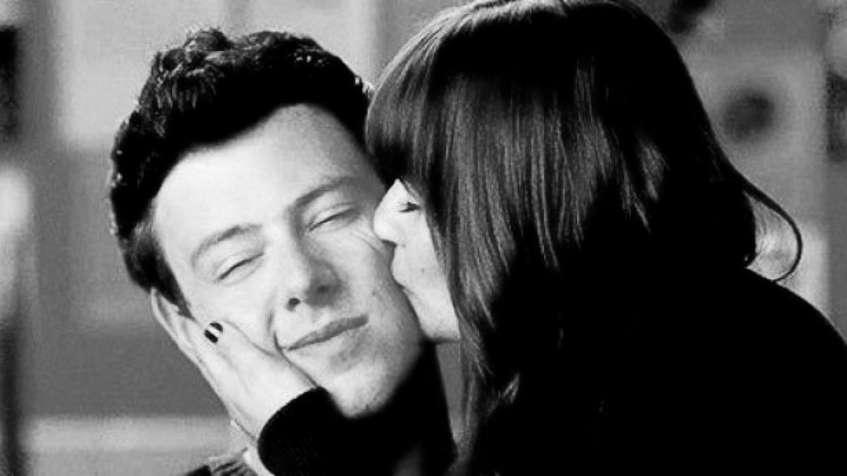 PreviouslySerie's tweet photo. #Glee

⚠️ATENCIÓN⚠️

Se cumplen 13 años sin Cory. El 13 de julio de 2013 @BusinessInsider informaba a las 8am de la trágica muerte de Cory Monteith a sus 31 años.

#Glee acababa de emitir su 4T y se preparaba para la 5T. Lea Michele y él planeaban su boda. En la ficción, los caminos de Rachel y Finn seguían unidos en la distancia.

“Siento que perdí a dos personas: Cory y Finn”, declaró Lea tiempo después.

Cory nos dejó demasiado pronto, demasiado rápido. Y en 2026 el mundo te sigue extrañando.