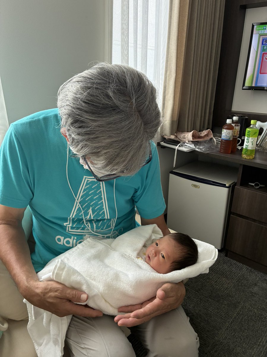 otonroom's tweet photo. 7月8日長男に第一子が誕生🎊

ちょっとおとなしいイケメンです

これでオトンの子ども3人と孫3人
全て男の子の男系家族です😆

みんな元気なのがなによりです✌️ https://t.co/0foKPwLQNW