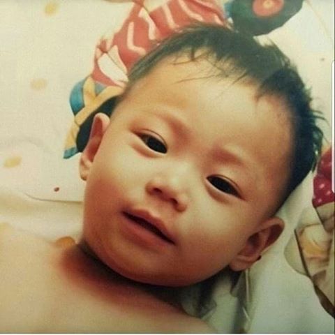Tmlee525_129718's tweet photo. 덥다
잠깐 걸었는데 땀이 줄줄 흐르네
한여름에 태어난 여름아기 태민이
어머니도 고생하셨고 아기도 더웠겠네

늘 시원하게 입고있는 아기ㅋㅋ
이땐 가정용 에어컨이 거의 없어서 더웠을거야...
귀여워 ㅜㅜ https://t.co/qKbVVDmBaZ