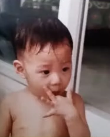 Tmlee525_129718's tweet photo. 덥다
잠깐 걸었는데 땀이 줄줄 흐르네
한여름에 태어난 여름아기 태민이
어머니도 고생하셨고 아기도 더웠겠네

늘 시원하게 입고있는 아기ㅋㅋ
이땐 가정용 에어컨이 거의 없어서 더웠을거야...
귀여워 ㅜㅜ https://t.co/qKbVVDmBaZ