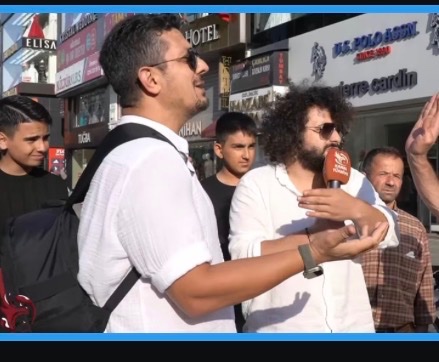 mzfcan1's tweet photo. @MertArmagan53 Tanıdık eş dost ahbabını çağırıp onları tanımıyormuş gibi yapıp röportaj  mı yapacaksın. https://t.co/miZJRln9v9