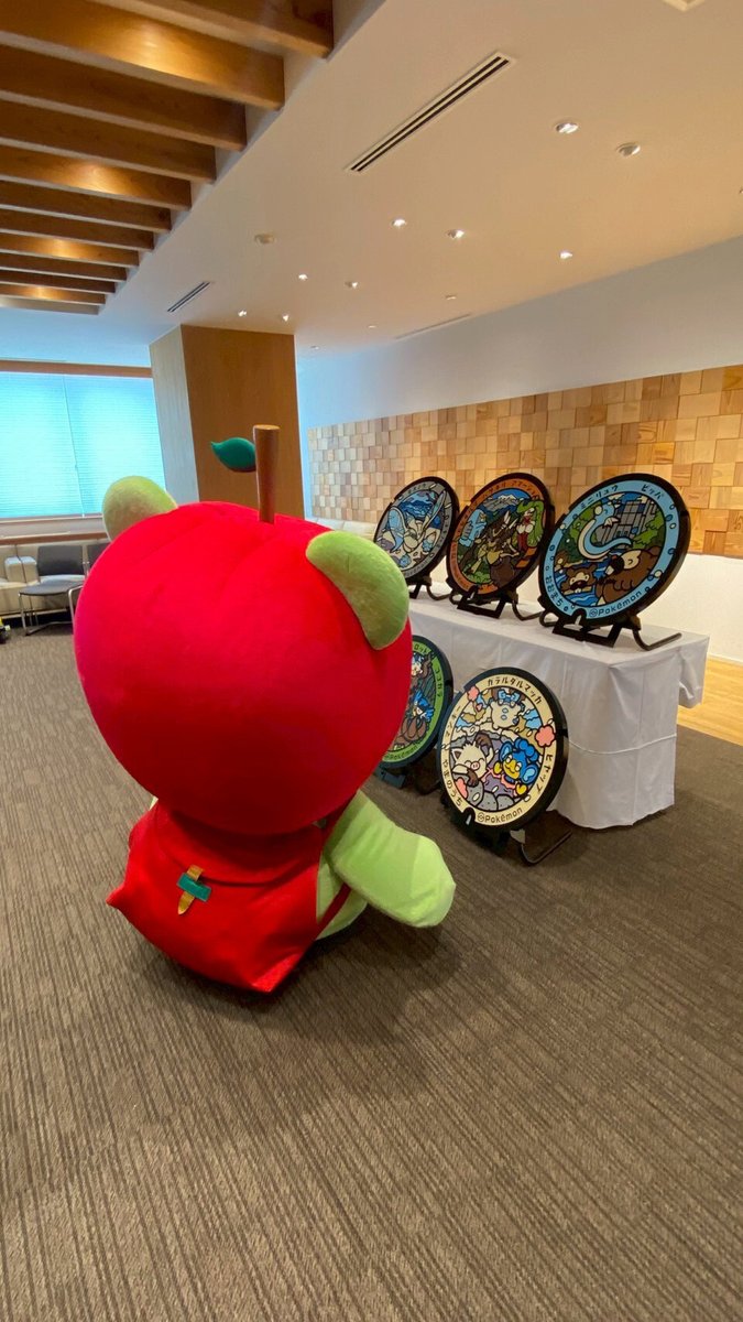 arukuma_company's tweet photo. こんにちは☆アルクマです。
いよいよ！
長野県にポケモンマンホール「ポケふた」が設置されます✨✨
この間あったお披露目式でお写真撮ったので、１枚ずつご報告するねっ！！
お楽しみに♪♪

#ポケふた
#ポケモン
#アルクマ
#アルクマ_クマなくあるく
#長野県 https://t.co/jfyXol3yfW