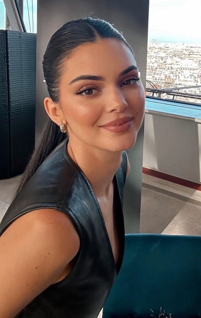 yslgirlx's tweet photo. Kendall jenner https://t.co/TmwAERmh2H
