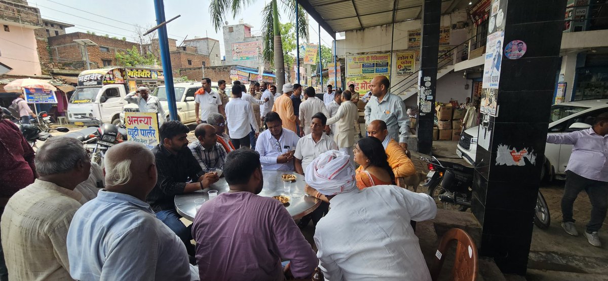 sangeetayadavup's tweet photo. कल विधानसभा चौरी चौरा के अंतर्गत नई बाजार चौराहे पर आयोजित "चाय पर चर्चा" कार्यक्रम में  सम्मलित हुई 

कार्यक्रम के दौरान संगठन की मजबूती, जनहित के विभिन्न विषयों एवं क्षेत्र के विकास को लेकर सार्थक चर्चा हुई।

इस अवसर पर मुख्य रूप से ब्रह्मपुर मंडल अध्यक्ष श्री संदीप मौर्य जी, प्रधान संघ अध्यक्ष श्री धीरज सिंह जी, ग्राम प्रधान श्री महंथ गुप्ता जी, ग्राम प्रधान श्री हन्ना खान जी, ग्राम प्रधान श्री विष्णु मौर्य जी, मंडल महामंत्री एवं पूर्व मंडल अध्यक्ष श्री चंदन मिश्रा जी, श्री गंगा सहाय गुप्ता जी, श्री कैलाश सिंह जी, श्री कपिल देव निषाद जी, श्री रवि प्रकाश द्विवेदी जी, श्री नन्दलाल मौर्य जी, श्री संतोष गुप्ता जी, श्री मनबोध दुबे जी, श्री सागर यादव जी, श्री दुर्गेश गुप्ता जी, विशुनपुर मटियरा मंडल अध्यक्ष श्री संदीप मिश्रा जी, ग्राम प्रधान श्री इंद्रजीत यादव जी, जिला मंत्री श्री सुग्रीव तिवारी जी, जिला पंचायत सदस्य श्री रामप्रीत यादव जी एवं श्री संदीप गुप्ता जी सहित अनेक सम्मानित कार्यकर्ता एवं गणमान्यजन उपस्थित रहे।

आप सभी सम्मानित साथियों का आत्मीय स्नेह, सहयोग एवं सहभागिता के लिए हृदय से आभार।
संगठन की शक्ति ही राष्ट्र की शक्ति है।

#चाय_पर_चर्चा #चौरी_चौरा #भाजपा #संगठन_सर्वोपरि #जनसेवा