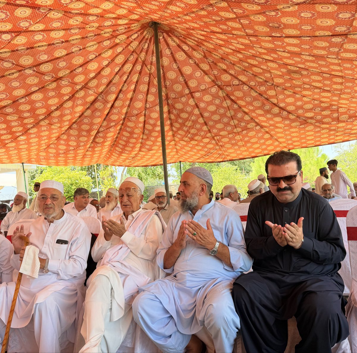 rahim_jadoon's tweet photo. سابقہ چیئرمین تحصیل ٹوپی رحیم جدون صاحب نے کلابٹ آمد کے موقع پر عبدالودود خان  کے بھتیجے کی وفات پر ان کے گھر جا کر فاتحہ خوانی کی اور لواحقین و دیگر رشتہ داروں سے دلی تعزیت کا اظہار کیا۔

رحیم جدون صاحب نے مرحوم کی مغفرت، درجات کی بلندی اور پسماندگان کے لیے صبرِ جمیل کی دعا کی۔

إِنَّا لِلّٰهِ وَإِنَّا إِلَيْهِ رَاجِعُونَ