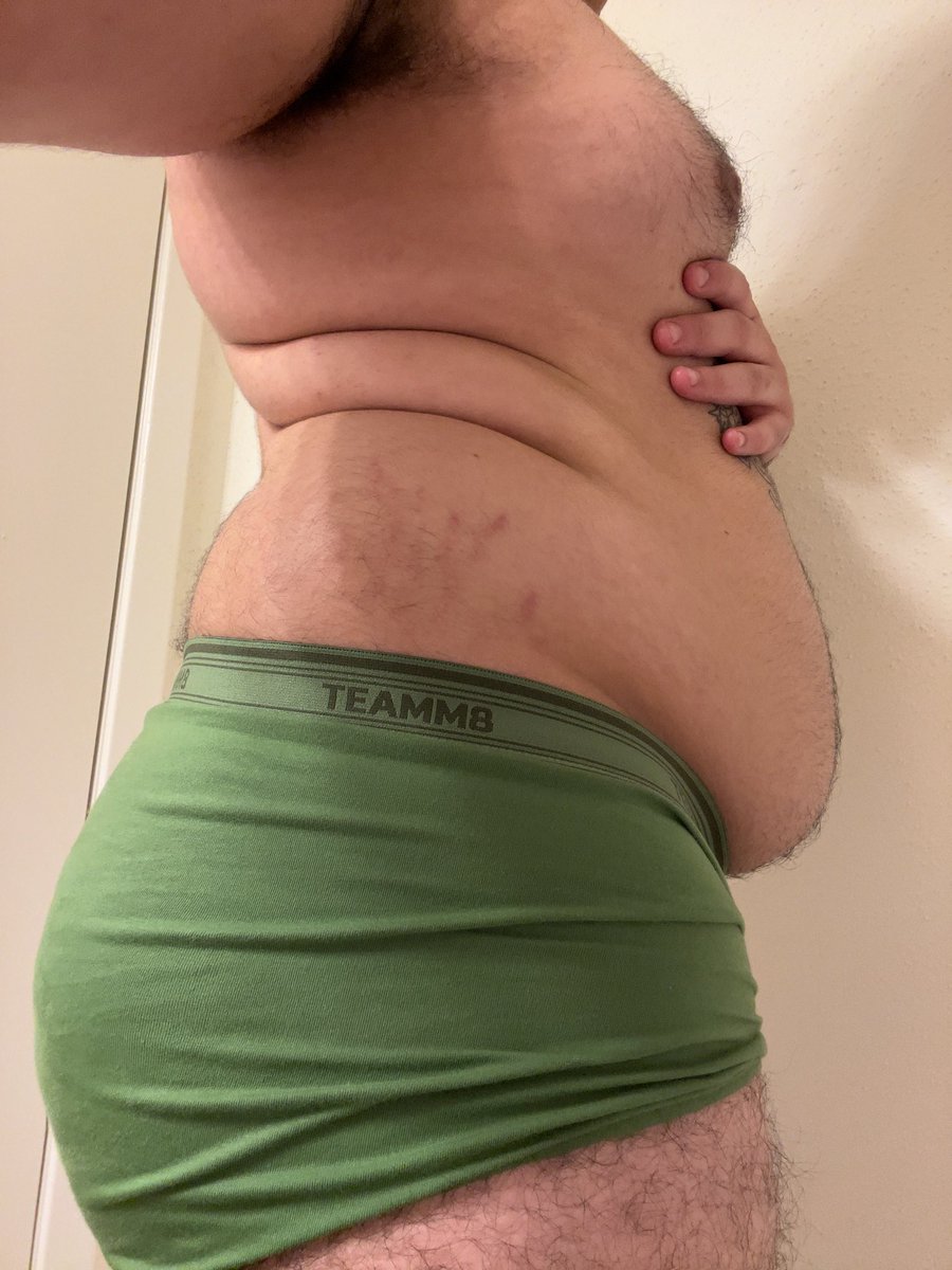 julianparadigm's tweet photo. greed has gained me new stretchmarks #gainer #grommr https://t.co/gGulLbnpIW