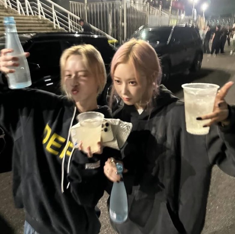ziwinter's tweet photo. @aerichann KAKAK SAYAAAAANG! ♥︎ Jadi begini rasanya punya kakak segrup yang bisa aku godain tiap hari.. :3 Seberapa happy dengan kehadiranku? https://t.co/B2vb7ykH0s