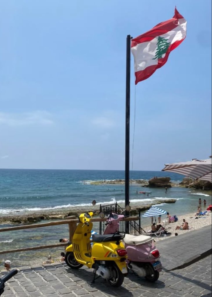 MaramTotay83776's tweet photo. وطن برفرف علمه ومدينة ما بتبطل تنبض تفاصيل صغيرة بس كلها بتحكي بيروتي🌊❤
#Beirut #Lebanon #بيروت #لبنان #BeirutVibes #LebaneseVibes #VisitLebanon #BeirutCity #حب_بيروت https://t.co/U51amdJTBQ