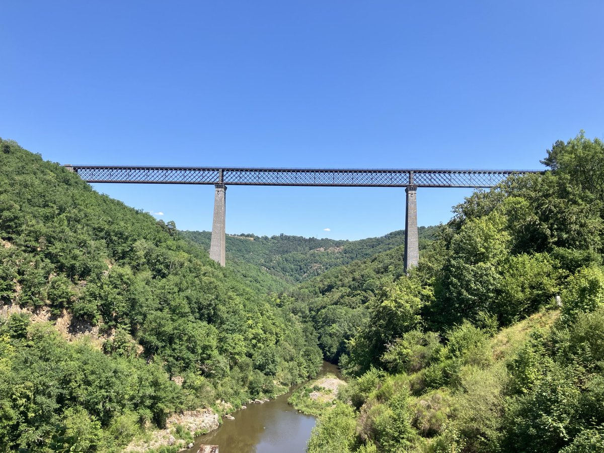 Clalaucla's tweet photo. Retour au pays pour voir la famille. Puy des Gouttes, barrage et viaduc des Fades, méandre de Queille. Vive l’Auvergne ! #auvergne #volcans #fades https://t.co/KGLyAwMeat