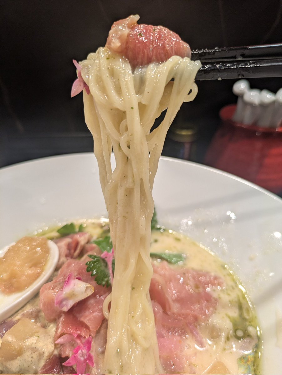 menriusandayo's tweet photo. 八咫烏 @水道橋
PEACH SCREW
冷製桃のラーメン
土曜日だけの限定が奇跡のリバイバル
大統領なるブランド桃をふんだんに使用した一杯は甘さを極力排除した、一皿の料理として作られてる、三ツ星店のコース料理の合間に出てきても全く問題のない凄いクオリティ
とんでもない手間暇が掛かってるとか🥹✨ https://t.co/HtKeVC3r76