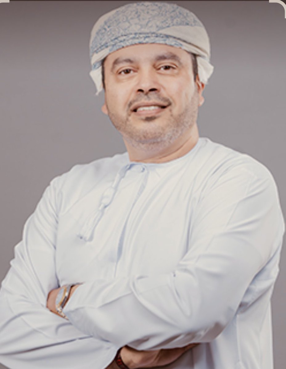 suhail8020's tweet photo. ليست كل الشهادات تُعلَّق على الجدران… فبعضها يُعلَّق في قلوب الآباء.
أسمى التهاني والتبريكات للدكتور هاني القاضي مدير عام المديرية العامة للخدمات الصحية بمحافظة ظفار بمناسبة تخرج نجله ذلك الإنجاز الذي يعكس ثمرة سنواتٍ من الرعاية والتوجيه والإيمان بأن الاستثمار الحقيقي هو في الإنسان.
نبارك لكم هذا اليوم الذي يمتزج فيه الفخر بالفرح ونسأل الله أن يجعل هذا التخرج بدايةً لمسيرةٍ حافلة بالنجاحات والإنجازات وأن يوفق نجلكم لخدمة وطنه ومجتمعه وأن يديم على أسرتكم الكريمة الأفراح والمسرات.

ألف مبارك وعقبال أعلى المراتب العلمية والعملية بإذن الله.
@OmaniMOH 
@dghs_dhofar