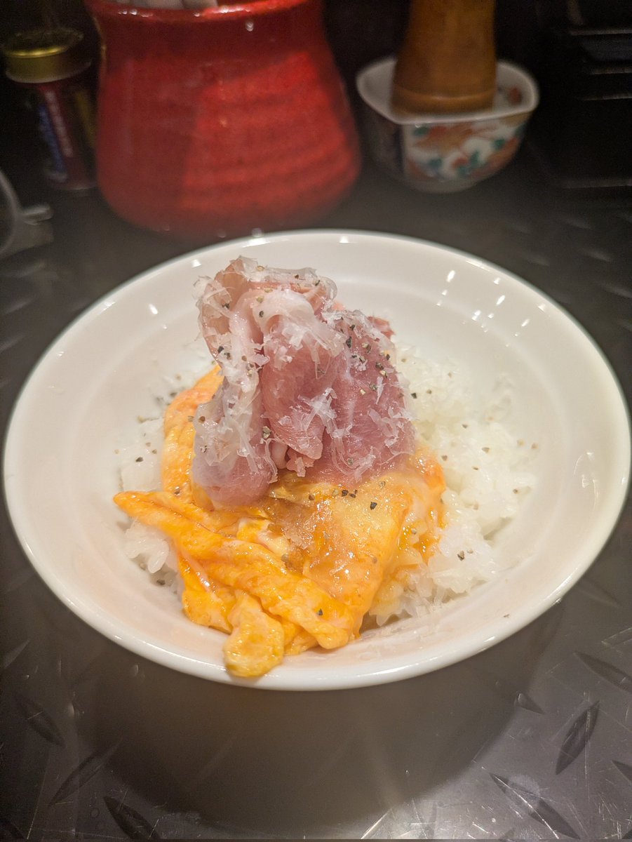 menriusandayo's tweet photo. 八咫烏 @水道橋
PEACH SCREW
冷製桃のラーメン
土曜日だけの限定が奇跡のリバイバル
大統領なるブランド桃をふんだんに使用した一杯は甘さを極力排除した、一皿の料理として作られてる、三ツ星店のコース料理の合間に出てきても全く問題のない凄いクオリティ
とんでもない手間暇が掛かってるとか🥹✨ https://t.co/HtKeVC3r76
