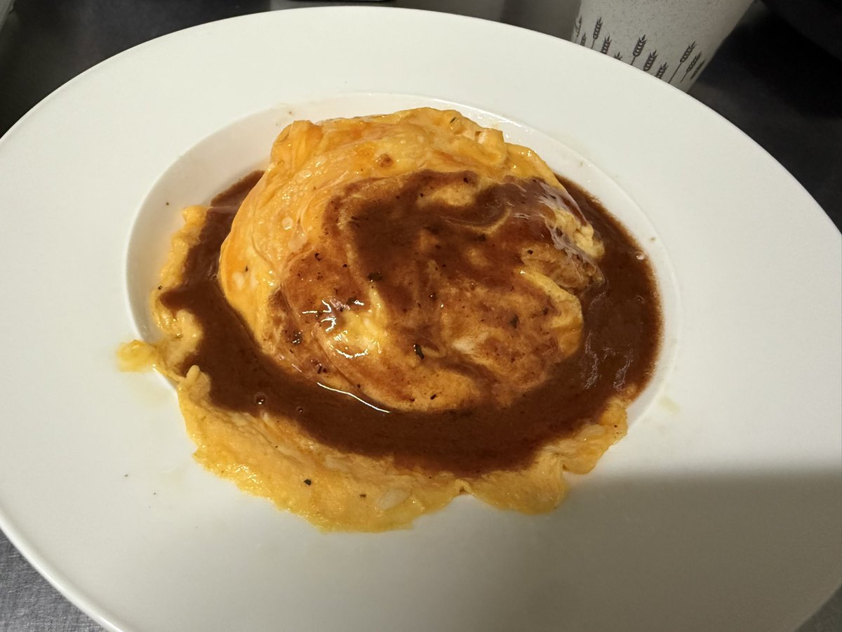 whirl0706's tweet photo. カフェのマスターだから（？）、食べたい時にデミグラスソースのオムライス食べれる。 https://t.co/Y2RPekyiC8