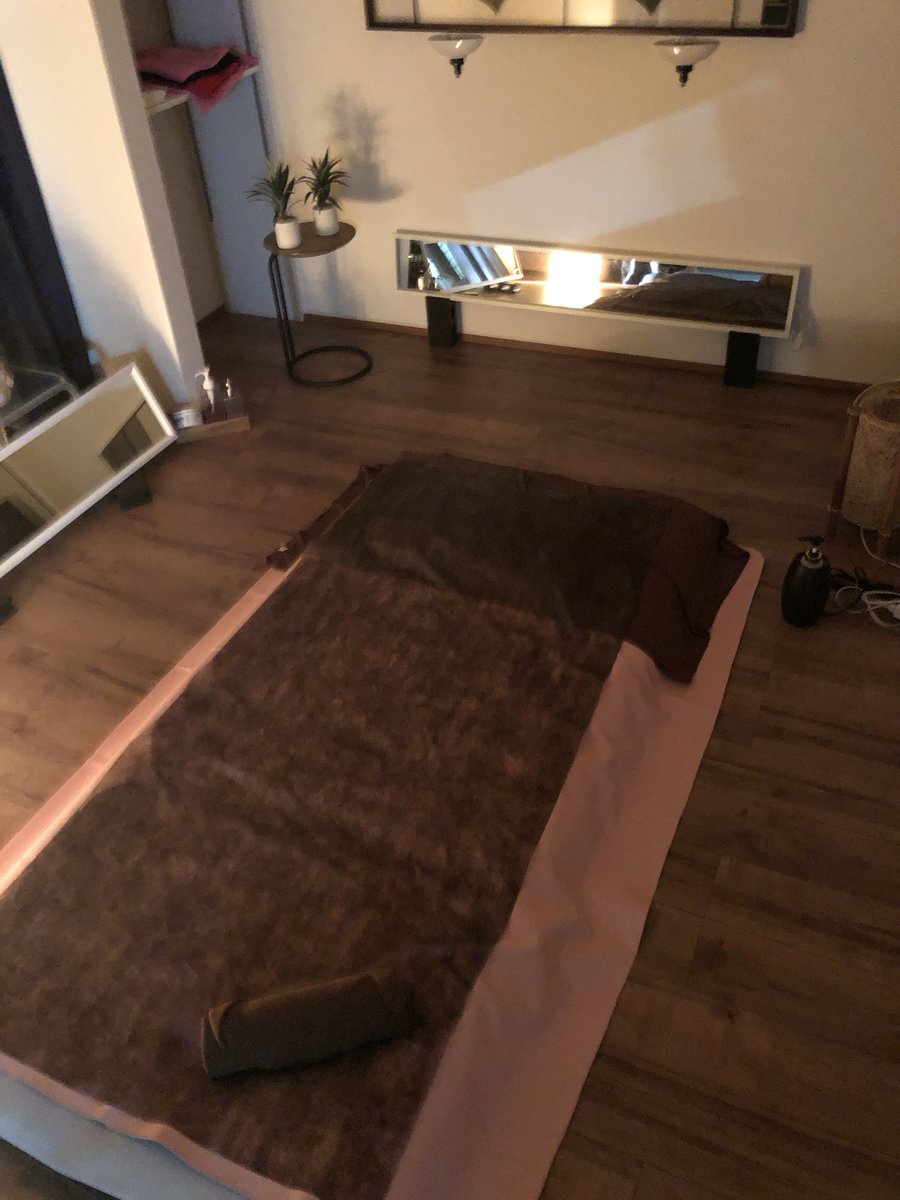 dottoemu4's tweet photo. 皆様暑さに耐えてお仕事お疲れ様です♪
涼しいエアコン🌬️の効いてるお部屋でオイルマッサージ…

良いですね〜😁
＃千歳
＃マッサージ
#エステ
＃ドットm
＃アロマ
＃オイル https://t.co/XASWehYjHf