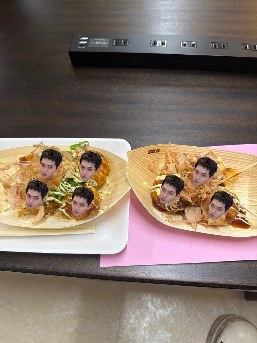 JanjoongS's tweet photo. ทาโกะยากิสุดคิ้วทึของจีฮุนนี่ 😚 https://t.co/tKLNNWPpHm