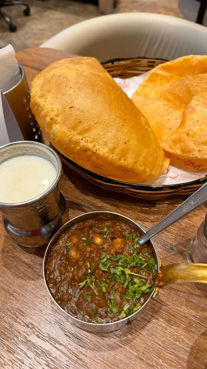 DevPratapS8402's tweet photo. Chhole bhature with lassi😋 https://t.co/i7nK7ukTD1