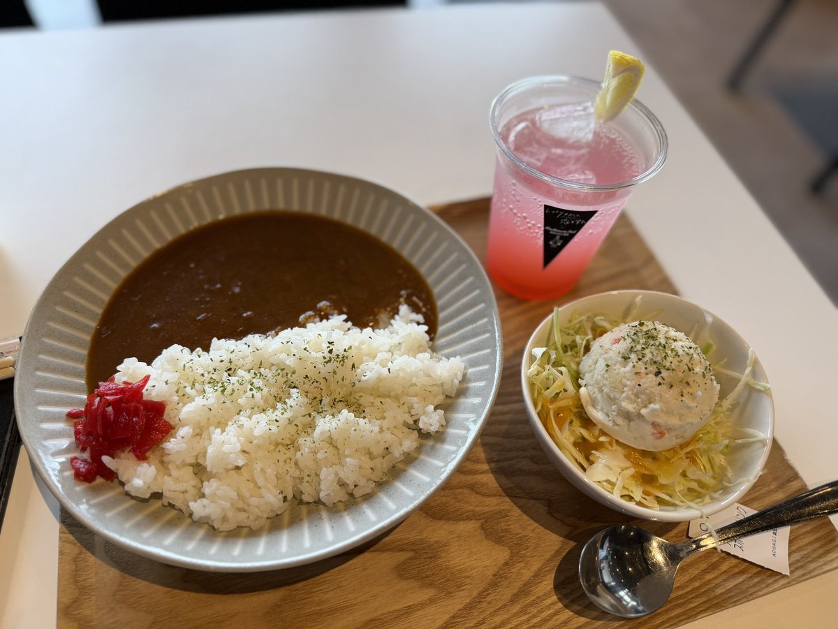mippeiyouki's tweet photo. 用宗みなと温泉 アオサギ食堂 カレーライス(800円) アキのスポーツドリンク(500円) https://t.co/oRmz7AV2Q5