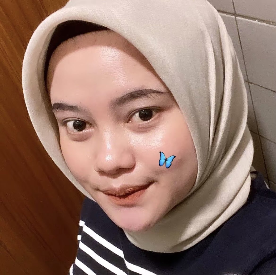 lactisbacillus's tweet photo. guys ada yg kenal dia? buat kalian ciwi” ataupun istri” hati hati bgt deh sama ni cewe, dia suka bgt pap bugil, vcs bahkan ngajak hs cowo” orang sama suami cuma buat nebeng sama gofood” in ni cewe, dia suka ada di dating apps sm people nearby, https://t.co/BDsKWAvfzd