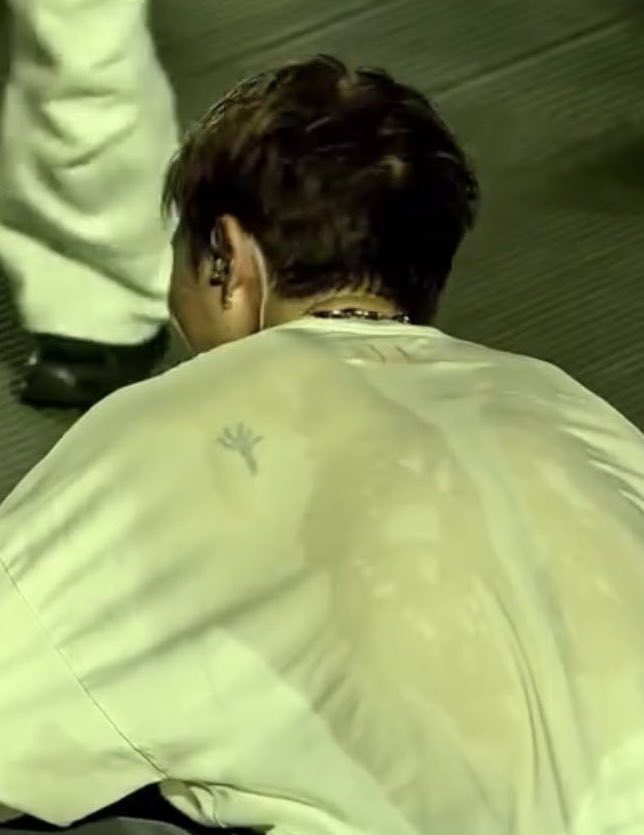 BookishScrolls's tweet photo. He really has a tattoo…. Namjoonaaaaa please share a photo of your tattoo, I really wanna see it… (only if you want to) https://t.co/sVpi5a49em