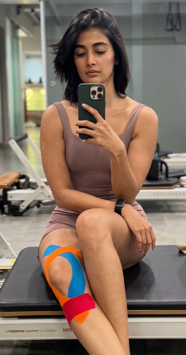 RaashiSena's tweet photo. Pooja Hegde 🍗🥵 https://t.co/kN4NKHK7Gm