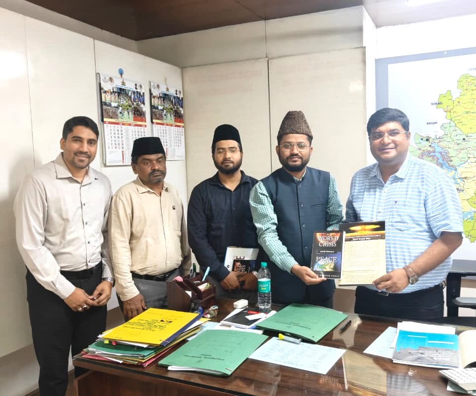 islaminind's tweet photo. #Ahmadiyya Muslim representatives from #Shimoga, #Karnataka met with Mr Nikhil. B IPS, Superintendent of Police, Shimoga & Mr Abhishek. V, Additional Deputy Commissioner of Shimoga and presented them with the book 'World Crisis and the Pathway to Peace'. 

#AhmadiyyaMuslimCommunity #PeaceInitiatives #PeaceAndUnity #InterfaithDialogue #SocialHarmony #PathwayToPeace #StopWar