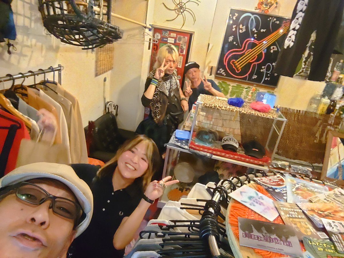 punkcatdrunker's tweet photo. 昨夜はキンコブナイスジョンブッキングな良い酔い夜でしたよ♪
#LUCILLE
#BRINCH 
#40AGINGBURGERS 
久しぶりの #古着屋12 
最後のはんにゃのテキーラはなんやねん！笑 https://t.co/ETcYAwDp88