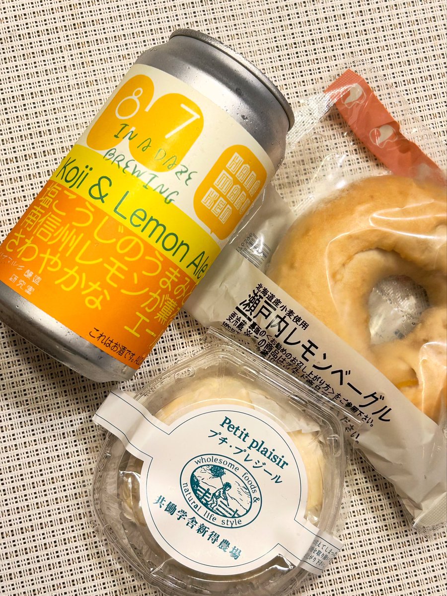 unbeerable's tweet photo. イナデイズブルーイング
ハナマルキ醸造 麹 研究室とのコラボ
「麹＆レモンエール」

共働学舎新得農場
「プチ・プレジール」
酵母熟成の酸凝固タイプ

瀬戸内レモンベーグルと
レモンが繋ぎになってとっても爽やか

麹、酵母、乳酸菌

味噌、ビール、日本酒、パン

なんだかミステリアスな世界🦠👀✨ https://t.co/ez5RmuG7li