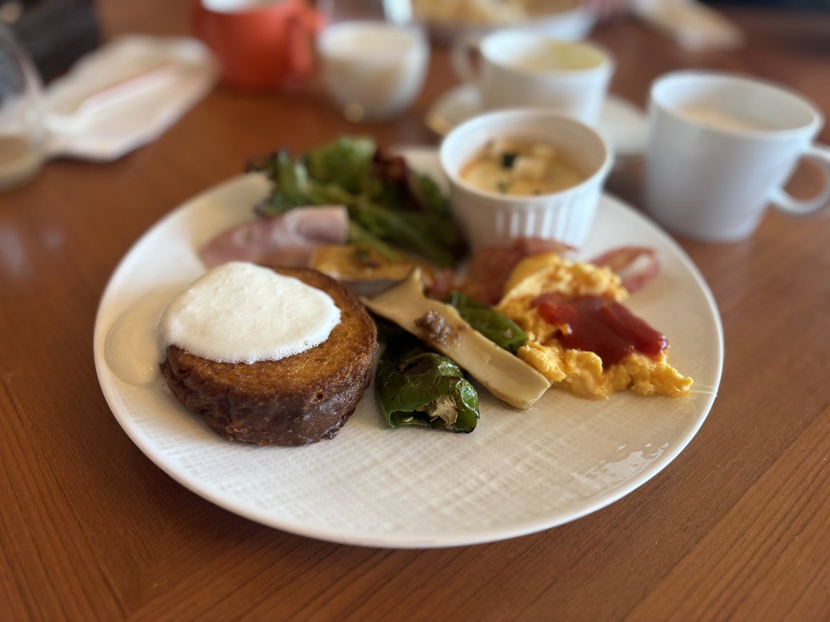 _ami911's tweet photo. 9000円の高級朝食楽しかった
食べるのと食べさせるのに必死すぎて全然写真撮ってない😂
フルーツ甘くて美味しかった〜〜
特にマンゴー🥭
お中元で貰う高級マンゴーの甘さやった🥭
値段知らんけど https://t.co/5DNZY1R07r