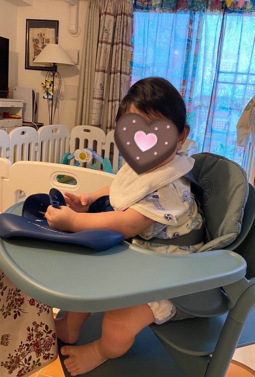 MileiaHan's tweet photo. お食事用ハイチェアも導入！✨すごく姿勢よく座れてとても食べやすいようです🥹✨そしてとにかく嬉しそう✨
自分のテーブルと椅子に目を輝かせて喜んでいました✨もっと早く買ってあげればよかった💦ごめんよ〜😭 https://t.co/PrZx66zPts