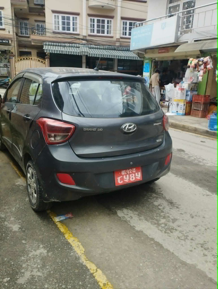 gyanenkhadka's tweet photo. ज्ञानेन्द्र शाहकै शाहीकालको कुबुद्धि आएर होला सरकारलाई, मिडिया तर्साउन गेटअगाडि निजी नम्बर प्लेटका गाडी तेर्स्याएछन् । शाही सेना मिडिया हाउसमै छिरेर हस्तक्षेप गर्दा त पत्रकारको कलम रोकिएन। यसरी तर्साउने तरिका कुनै व्यक्तिको आँटले मात्रै भएको हुँदै होइन... https://t.co/Ex5yWFw7dV