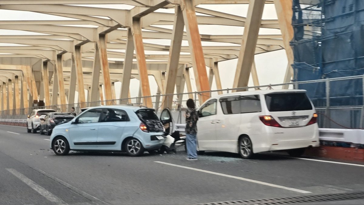 Axel13kS's tweet photo. 東北自動車道下り
事故渋滞 6台位かな
良く判らんのが道路に立ち尽くす女性？
引かれるぞ  何処か退避して https://t.co/6FPYwqEKrj
