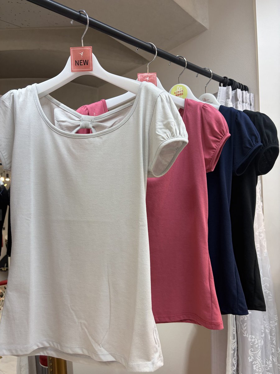 DessusDessous_'s tweet photo. 【パフスリーブTシャツ】
これからまだ暑くなる季節にぴったりのトップスをご紹介🧚‍♀️

綿×ポリエステルの素材なので、汗をかいても肌に張り付きにくくおすすめです♡パフ袖にバックリボンのデザインがDDらしく人気のアイテム🎀🫧
▼ https://t.co/H8zcmIwHC7
(本商品1点のみ注文＊送料無料7/20まで) https://t.co/LSGbcJskQC
