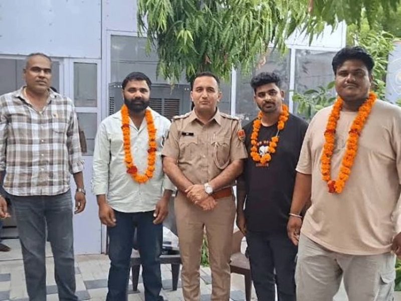 Kapil_Jyani_'s tweet photo. जोधपुर…

रामनिवास नामक व्यक्ति मारुति सुज़ुकी के शो रूम में अकाउंटेंट का काम करते हैं…

दो दिन पहले घर जाते वक़्त उनका हैंड बैग रास्ते में गिर गया…

जिसमें पाँच लाख रुपये थे…

शाम के वक़्त भगत की कोठी रेलवे स्टेशन के पास…

सुनिल बोराणा, अंकित गुर्जर, और मुकेश गुर्जर चाय की थडी पर चाय पीकर लौट रहे थे…

तीनों की नज़र पड़ी उस लाल रंग के बैग पर…

पहले तो तीनों ने सोचा किसी ने कोई टोटका किया हुआ होगा…

फिर मुकेश ने बैग को टटोला, उसमें पाँच पाँच सौ की गड्डियाँ देखी…

तीनों दोस्त तुरंत नज़दीकी पुलिस स्टेशन पहुँचे…

बैग पुलिस के हवाले किया…

पुलिस के साथ रहकर CCTV फ़ुटेज चैक करवाई…

और रामनिवास को उसका बैग सुपुर्द किया…!!

वाक़ई ईमानदार लोग आज भी बहुत है….!!