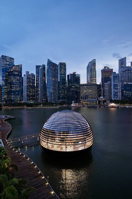 sharmapras06's tweet photo. @ShishirShelke1 Apple Singapore - Only floating store https://t.co/FUTHDSmZTU